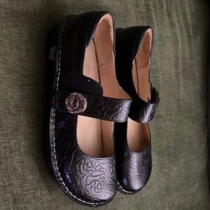 Alegria Mary Jane. Embossed rose in black. Size 41 Wide.